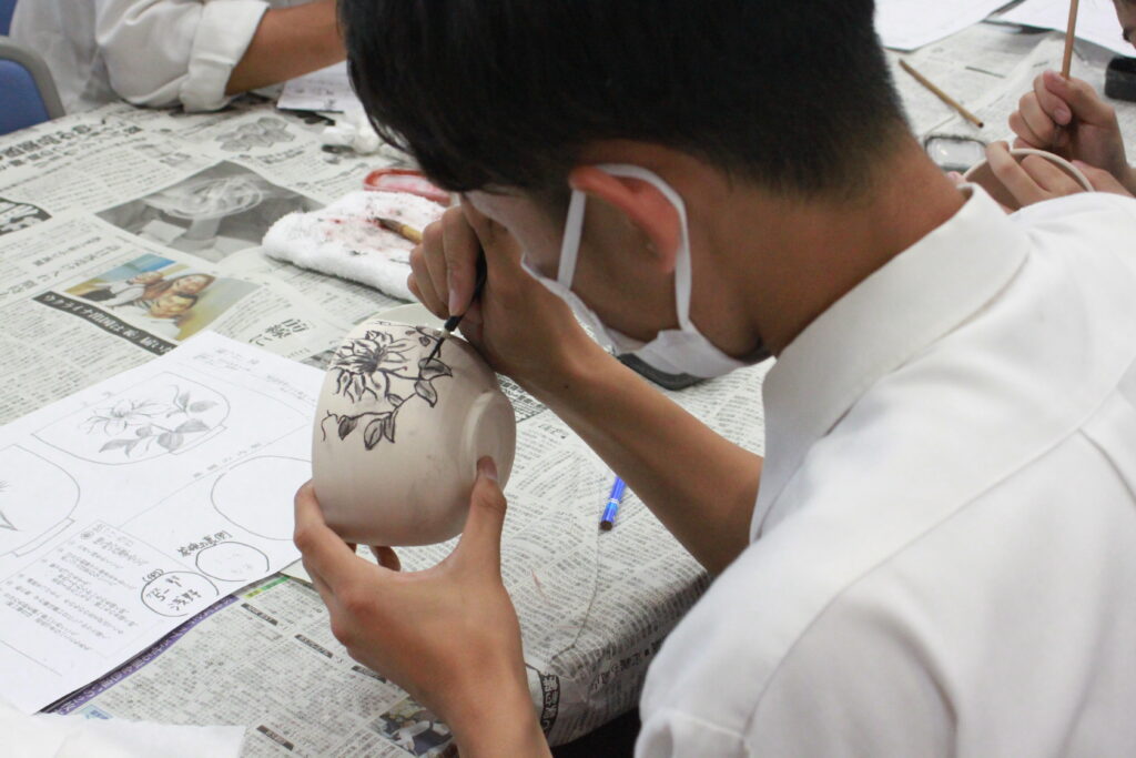 ３年生　茶碗の絵付けを行いました。