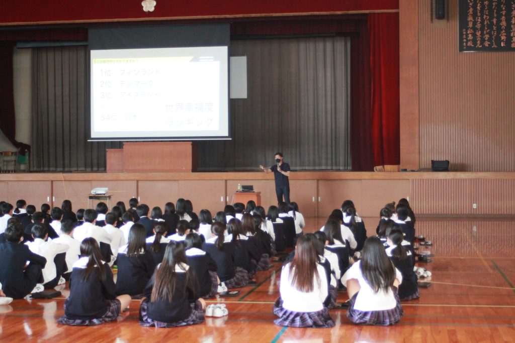２年生　進路ガイダンスが行われました。