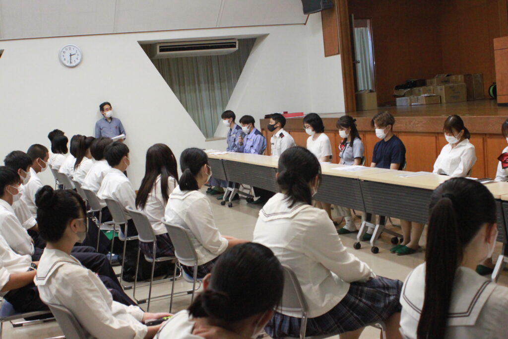 ３年生「卒業生を囲む会」を行いました。