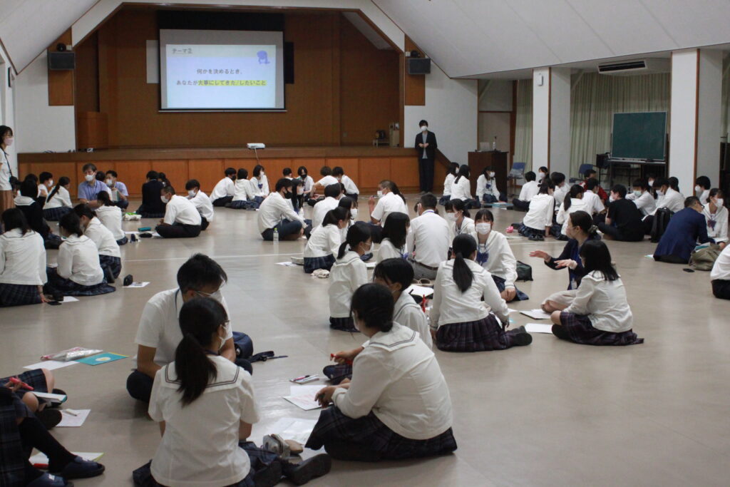 １年生総合的な探究の時間　座談会が行われました。