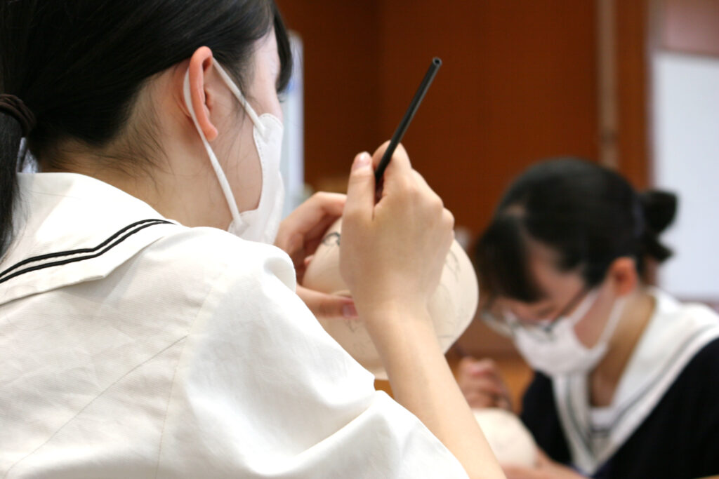 ３年生　茶碗の絵付けを行いました