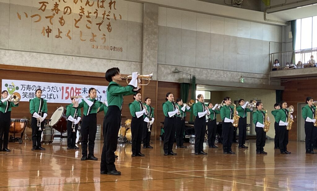 吹奏楽部　地元小学校の記念式典で演奏を披露