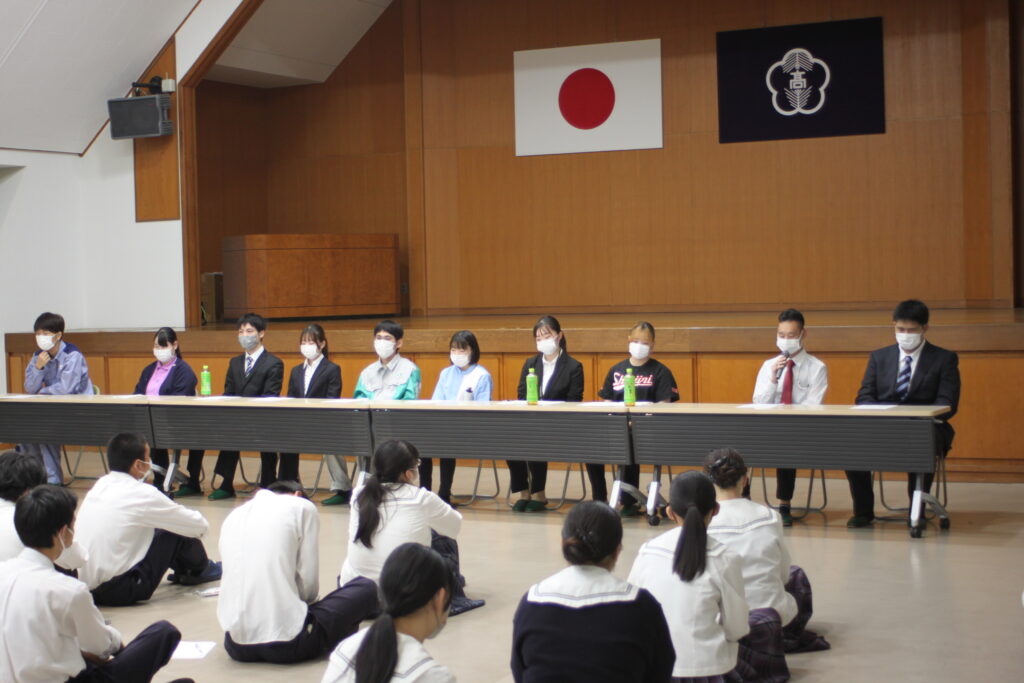 ３年就職希望者　「卒業生を囲む会」に参加しました