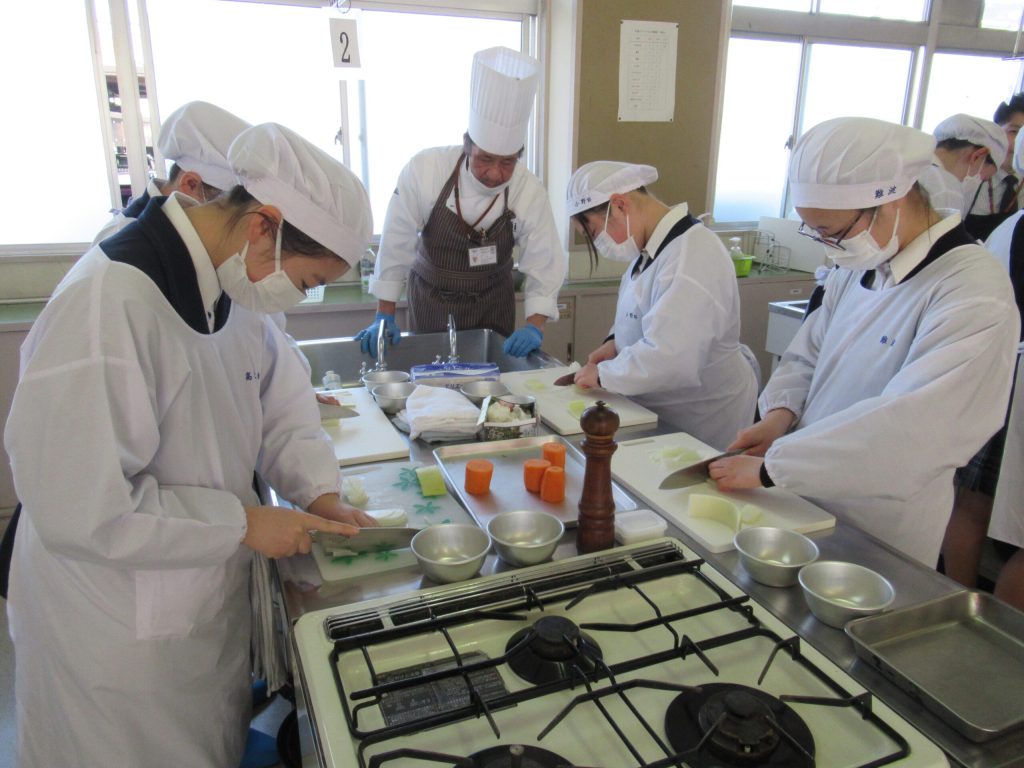 生活科学科　外部講師実習授業を行いました