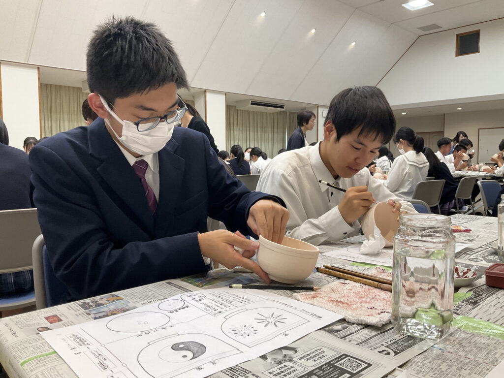 3年生 茶碗の絵付け